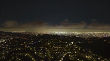 Metropolis 'in inanılmaz gece panoramik hiperhız görüntüleri. Aydınlatılmış sokaklar ve büyük şehirlerdeki binalar. Los Angeles, Kaliforniya, ABD.