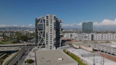 Modern tasarım çok katlı ofis binasının havadan slayt ve pan görüntüleri. Beton iskelet ve geniş pencereler. Los Angeles, Kaliforniya, ABD.