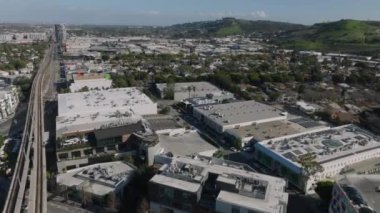 Kentsel çevredeki binaların hava görüntüleri. Culver City 'nin üzerinden uç. Los Angeles, Kaliforniya, ABD.