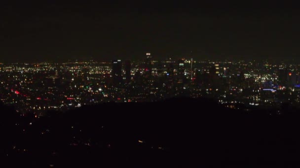 Zbliżenie Wieżowce Śródmieściu Nocą Wysokie Budynki Chowające Się Sylwetką Wzgórz — Wideo stockowe