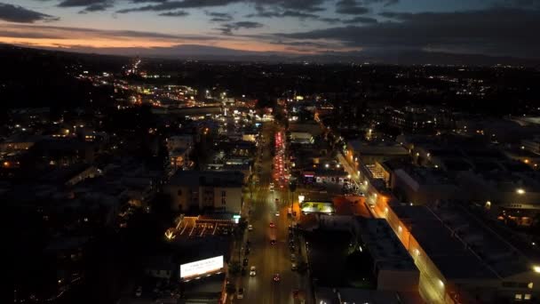 Flygfoto Panoramautsikt Över Kvällen Stad Mot Skymning Himmel Belyst Boulevard — Stockvideo