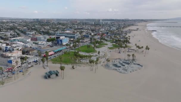 空中全景镜头的海洋海岸 宽阔的威尼斯海滩与滑板公园和长板路 美国加利福尼亚州洛杉矶 — 图库视频影像