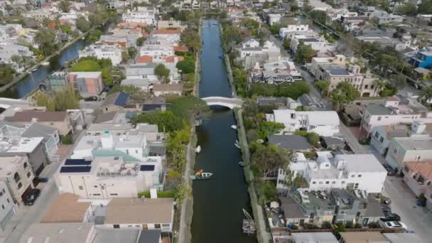 Hochwinkelblick Auf Den Wasserkanal Der Die Stadtentwicklung Führt Tilt Offenbaren — Stockvideo