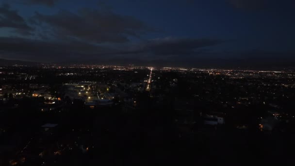 Voorwaarts Vliegen Heuvels Onthullen Verlichte Straten Kruispunten Avondstad Los Angeles — Stockvideo