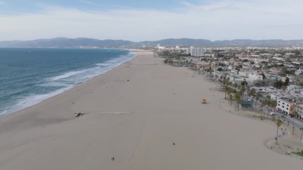 Над Пляжем Венеции Летят Вперед Широкая Почти Пустая Песчаная Покрытая — стоковое видео