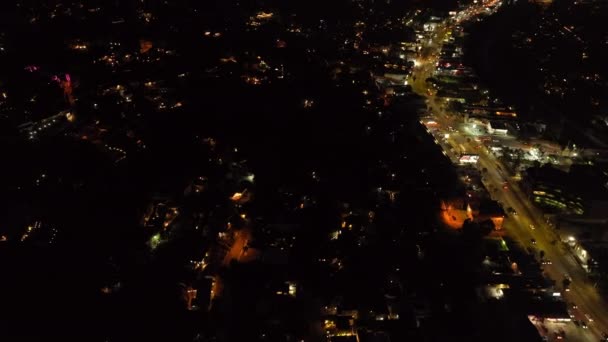 Vysoký Úhel Pohledu Noční Město Tmavé Obytné Čtvrti Jasně Osvětlené — Stock video