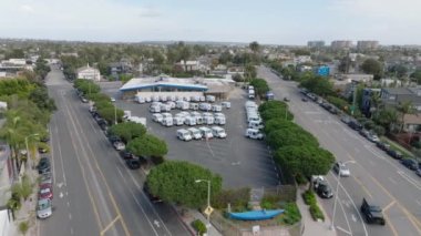 Şehir merkezindeki posta arabaları ve caddelerin bulunduğu otoparkın hava kaydırak ve pan görüntüleri. Los Angeles, Kaliforniya, ABD.