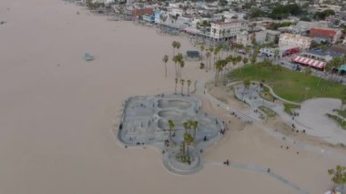 Venedik sahillerinde rahatlama ve spor alanları. Kaykay parkının, parkın ve sahil yolunun havadan görünüşü. Los Angeles, Kaliforniya, ABD.