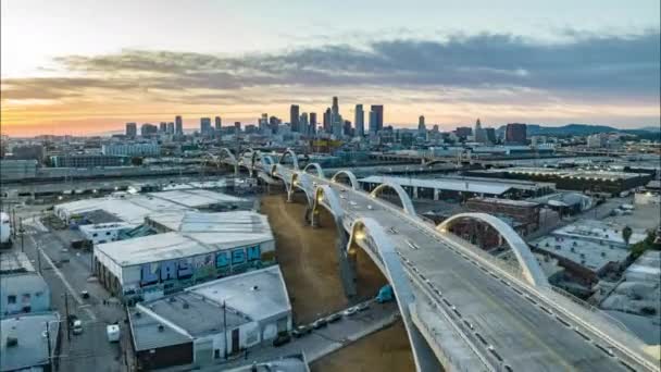Vorwärts Fliegen Über Industriegebiet Und Moderne Straßenbrücke Über Fluss Skyline — Stockvideo