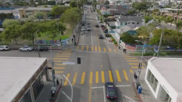 Venice Borough Sokaklarında Arabaları Takip Ediyor Araçlar Kavşaklardan Geçiyor Los — Stok video