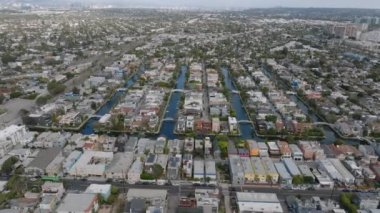 Su kanalları ve yoğun şehir gelişimi olan bir yerleşim yeri. Venedik ilçesinin havadan panoramik manzarası. Los Angeles, Kaliforniya, ABD.