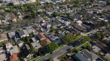 Yerleşim yerlerinin üzerinden uç. Yoğun şehir gelişimi, cadde boyunca sıra sıra aile evleri. Los Angeles, Kaliforniya, ABD.