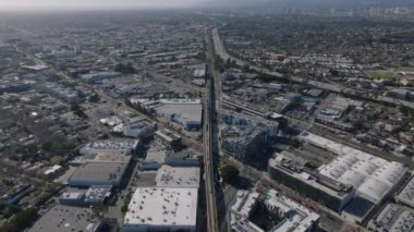 Modern şehir merkezinin havadan görünüşü. Köprüdeki tren istasyonunda caddelerin üzerinde eğil. Los Angeles, Kaliforniya, ABD.