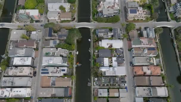 Високий Кут Огляду Водних Каналів Венеціанському Житловому Міському Районі Підкресли — стокове відео