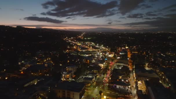 Повітряний Панорамний Вид Освітлене Міське Містечко Сутінках Романтичне Барвисте Небо — стокове відео