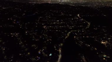 Geceleri şehir merkezindeki caddelerin yüksek açılı görüntüsü. Yukarı kaldır ve parlayan metropolü göster. Los Angeles, Kaliforniya, ABD.