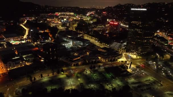 繁忙的夜晚街道的高角形视图 倾斜揭示了世界商业区的娱乐性 美国加利福尼亚州洛杉矶 — 图库视频影像