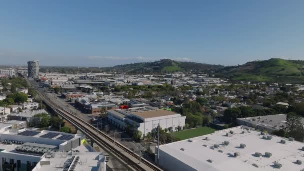Αεροφωτογραφία Της Αστικής Γειτονιάς Διάφορα Κτίρια Δρόμοι Και Σιδηροδρομικές Γραμμές — Αρχείο Βίντεο