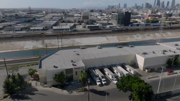 人工コンクリートチャンネルと川岸の鉄道線でロサンゼルス川の高角度ビュー 大都市の町の開発 米国カリフォルニア州ロサンゼルス — ストック動画