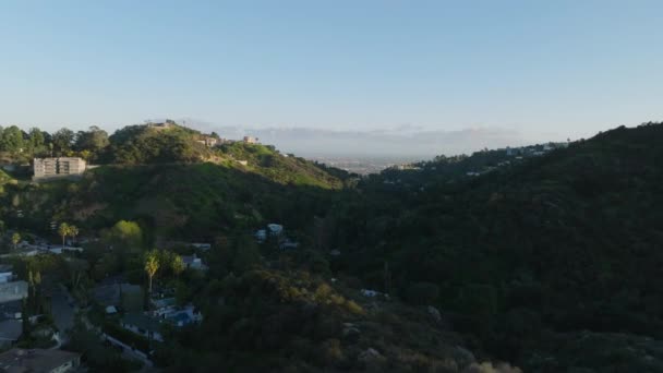 前方の丘陵地の風景の上に黄金の時間に郊外の住宅と飛ぶ 米国カリフォルニア州ロサンゼルス — ストック動画