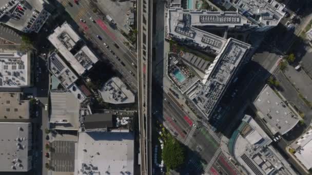 都市のバラをリードする2つのトラック鉄道線の高架の高角度ビュー 米国カリフォルニア州ロサンゼルス — ストック動画