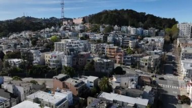 Alpine Terrace 'daki lüks konut binaları şehir merkezinin üzerinde yükseliyor. San Francisco, California, ABD