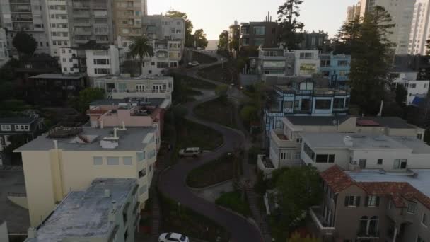 Lombard Steet Geri Dönüşü Sekiz Virajlı Dik Sokak Gökyüzüne Karşı — Stok video