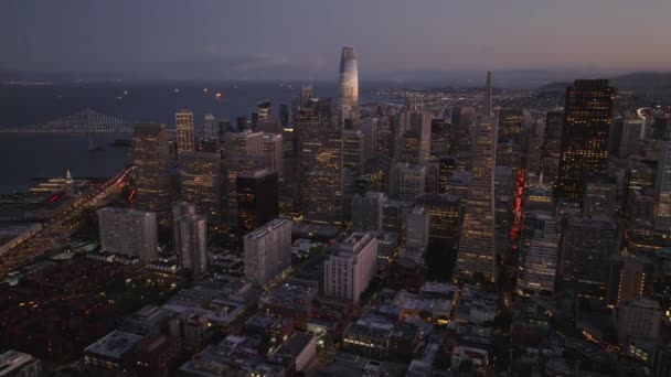 Transamerica Pyramid Salesforce Tower 夕暮れ時のダウンタウンの高層ビルの空中映像 米国カリフォルニア州サンフランシスコ — ストック動画
