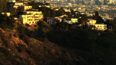 Şehir merkezindeki konutların ve arka plandaki modern gökdelenlerin inanılmaz hava görüntüleri. Los Angeles, Kaliforniya, ABD.