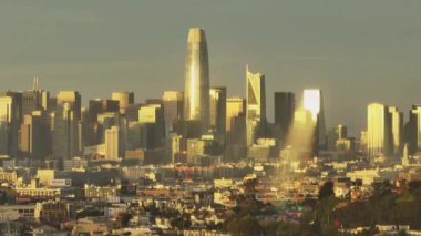 Şehir merkezindeki modern yüksek katlı ofis binalarının yakınlaştırılmış görüntüleri. Parlak yüzler, öğleden sonra güneşini yansıtıyor. San Francisco, California, ABD