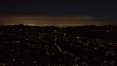 Gece şehrinin havadan yükselen görüntüleri. Metropolis 'in muhteşem panoramik ışıkları. Los Angeles, Kaliforniya, ABD.