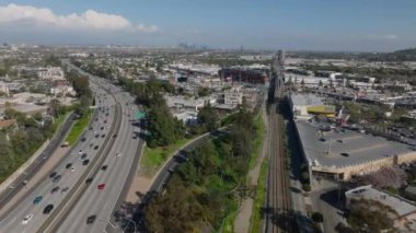 Metropolis 'teki şehir merkezinin hava görüntüleri. Yoğun ulaşım altyapısı. Los Angeles, Kaliforniya, ABD.