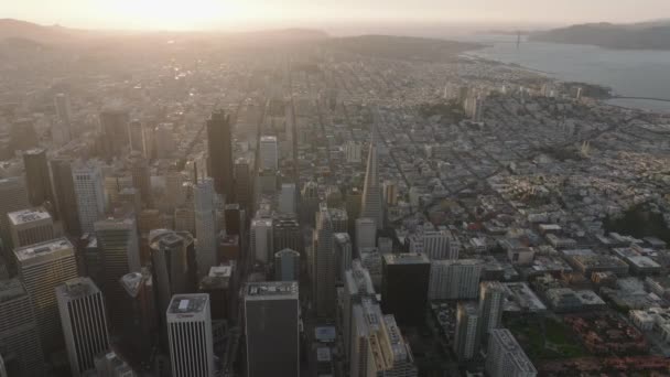 大都市对日落的惊人的空中全景镜头 一群现代化的市中心摩天大楼 美国加利福尼亚州旧金山 — 图库视频影像