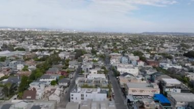 Şehir merkezindeki binalar ve caddelerin üzerinden uçuyor. Metropolis 'in banliyösü. Los Angeles, Kaliforniya, ABD.