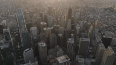 Finans Bölgesi 'ndeki iş kulelerinin yüksek açılı görüntüsü. Metropolis alacakaranlıkta. San Francisco, California, ABD