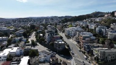 Şehir merkezindeki yamaçta bulunan lüks evlerin hava görüntüleri. San Francisco, California, ABD