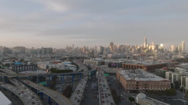Forgalmi Dugó Van Városban Csúcsforgalomban Metropolisz Forgalmas Országútja Felett Repülnek — Stock videók