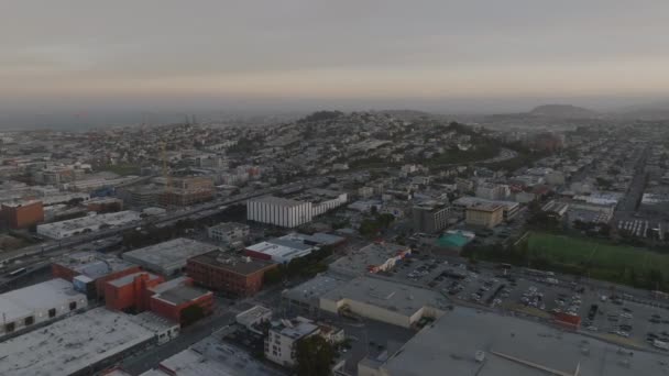黄昏时分城市街区的空中全景镜头 繁忙的主干道通往城镇发展 美国加利福尼亚州旧金山 — 图库视频影像
