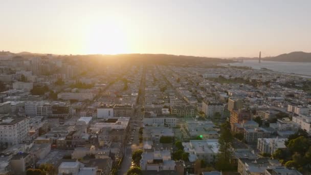 前方の住宅街区の上を通常の道路網で飛ぶ 夕日の空を望む 米国カリフォルニア州サンフランシスコ — ストック動画