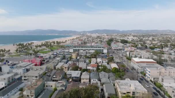 城市社区和海滨沙滩的空中摄像 山岭背景 美国加利福尼亚州洛杉矶 — 图库视频影像