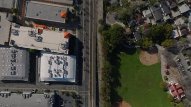 Şehir merkezinden geçen sokak ve demiryolu görüntülerinin en alt basamakları. Los Angeles, Kaliforniya, ABD.