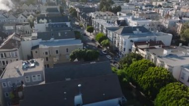 Şehirden geçerken işaret fişekli aracın izini sürmeye devam edin. Şehir merkezindeki cadde ve binaların hava görüntüleri. San Francisco, California, ABD