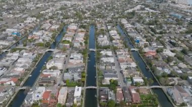 Venedik yerleşim yerinin üzerinden geriye doğru uçun. Aile evleri ve ünlü su kanalları. Los Angeles, Kaliforniya, ABD.