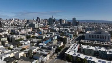 Metropolis 'in hava panoramik görüntüleri. Yerleşim bölgelerinde yoğun şehir gelişimi ve yüksek gökdelenler. San Francisco, California, ABD