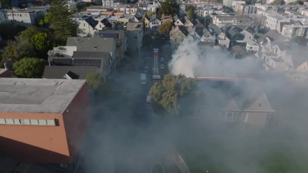 都市の住宅で機械や機器の火災タイミング消防ユニット 米国カリフォルニア州サンフランシスコ — ストック動画