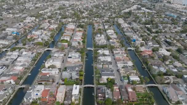 後方ヴェネツィアの住宅街の上を飛ぶ 家族の家や有名な水の運河 米国カリフォルニア州ロサンゼルス — ストック動画