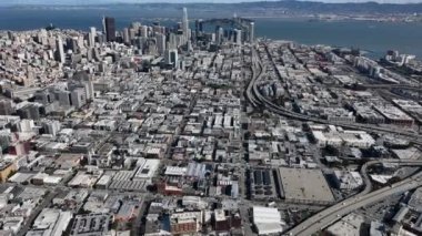 Şehir merkezindeki gökdelenlerle Metropolis 'in hava görüntüleri. Deniz kıyısına yakın modern yüksek katlı ofis kuleleri. San Francisco, California, ABD
