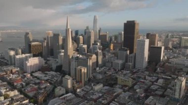 Finansal bölgedeki şehir merkezindeki binaların havadan yükselen görüntüleri. Yüksek ofis kuleleriyle çevrili ünlü Transamerica Piramidi. San Francisco, California, ABD