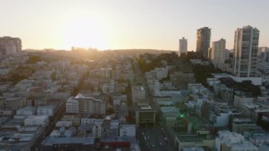 Gün batımında şehirde evler ve sokaklar. Yüksek katlı apartmanlar çevredeki gelişmelerin çok üstünde. San Francisco, California, ABD