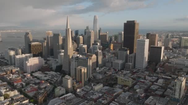金融区市区建筑物的空中升降画面 著名的泛美航空金字塔被高层办公大楼环绕 美国加利福尼亚州旧金山 — 图库视频影像